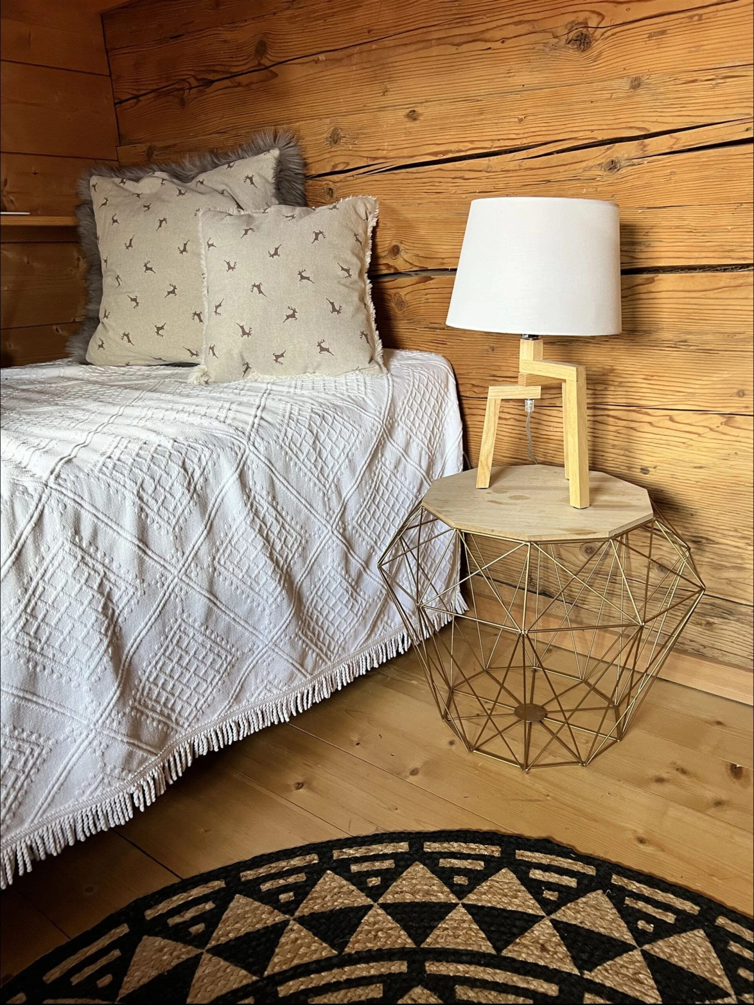 Geometric Side Table White ELIDA - Image 4